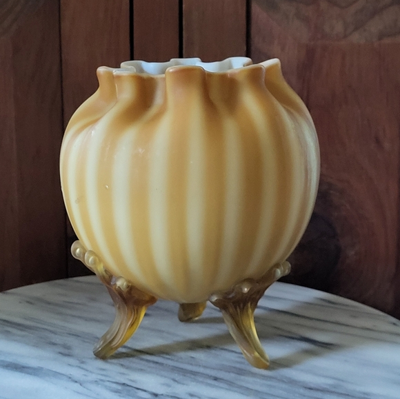 Glowing Green Glass Vase - Picture 3 of 12